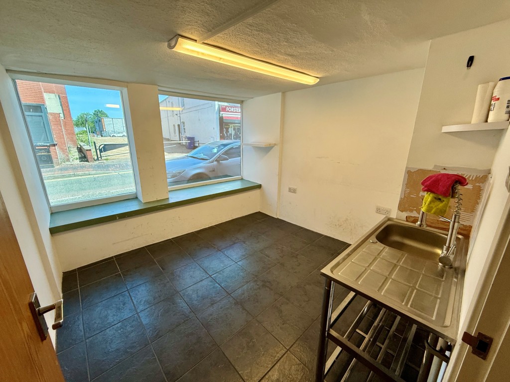 Lot: 33 - MIXED USE PROPERTY COMPRISING SHOP AND THREE-BEDROOM COTTAGE - Shop - preparation/treatment room